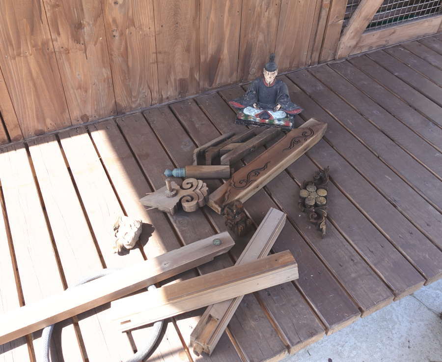 解体した神社の部品