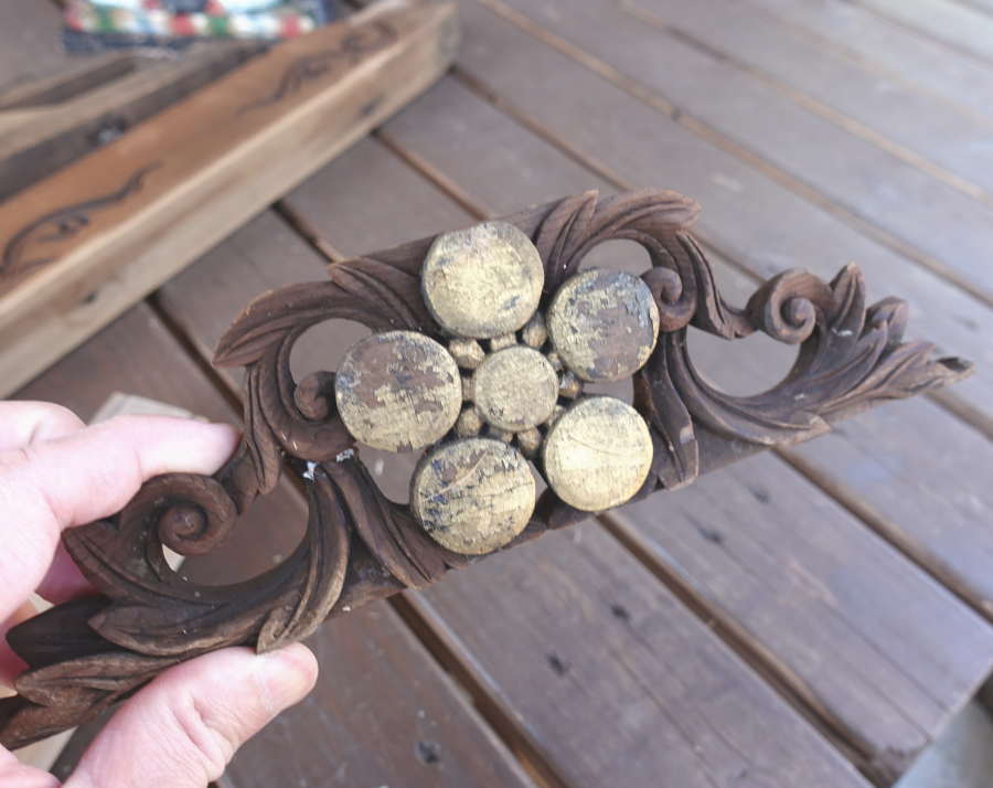 解体した神社の部品