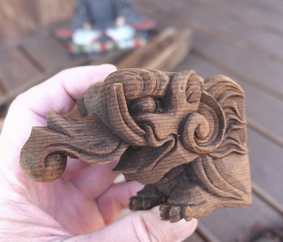 解体した神社の部品
