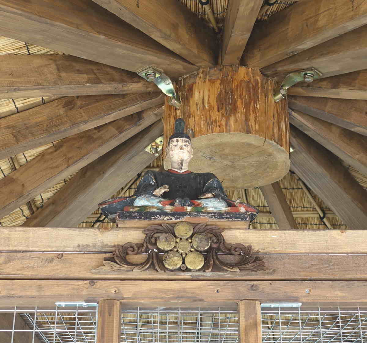 解体した神社の部品