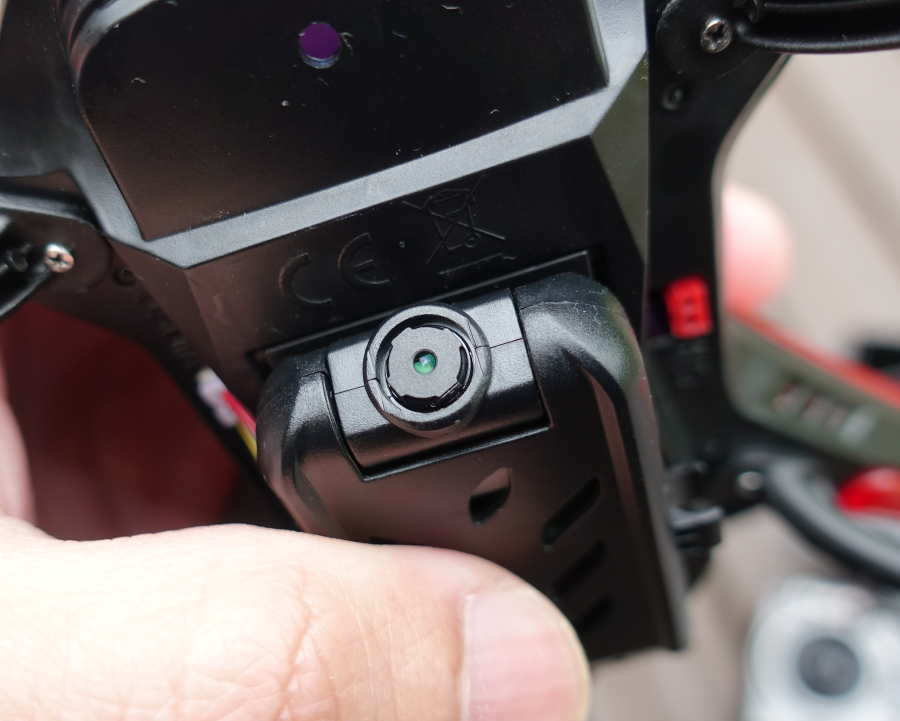 カラスの巣に飛ばすドローン