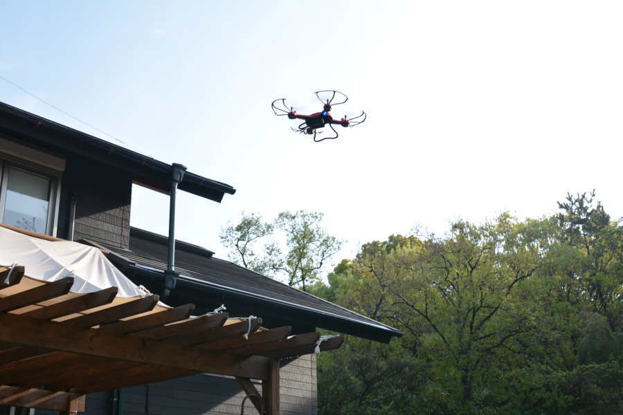 カラスの巣に飛ばすドローン