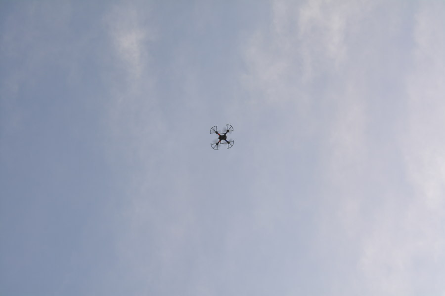 カラスの巣に飛ばすドローン