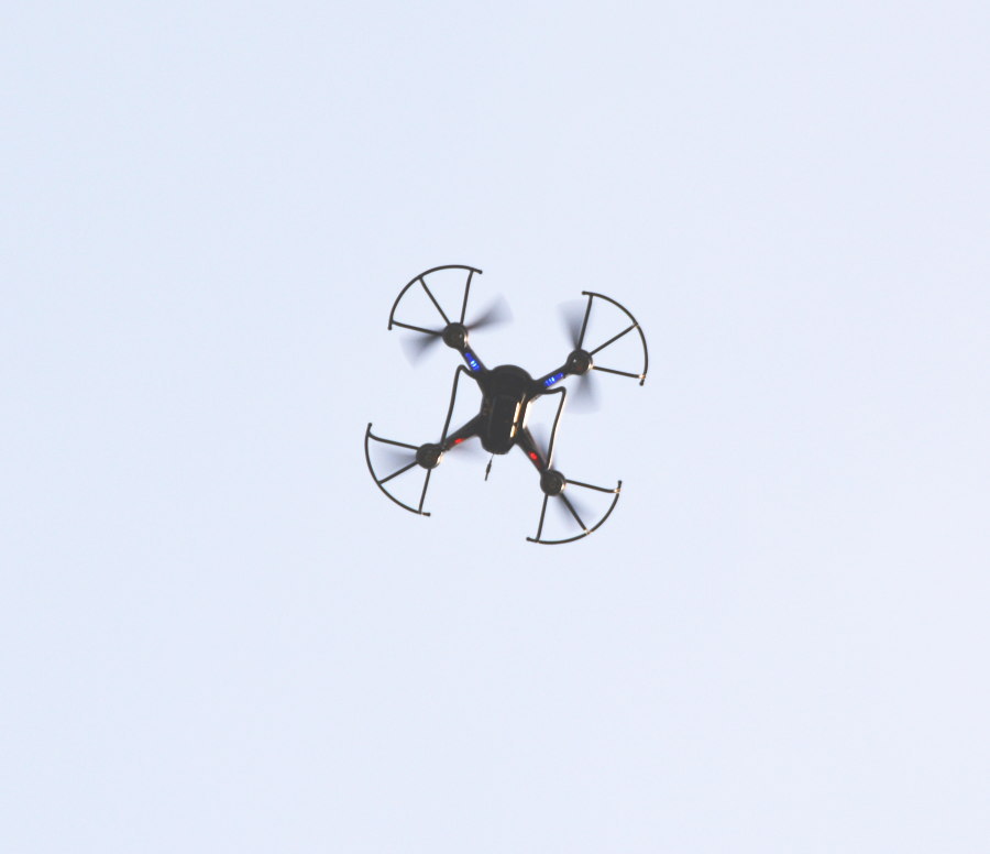 カラスの巣に飛ばすドローン