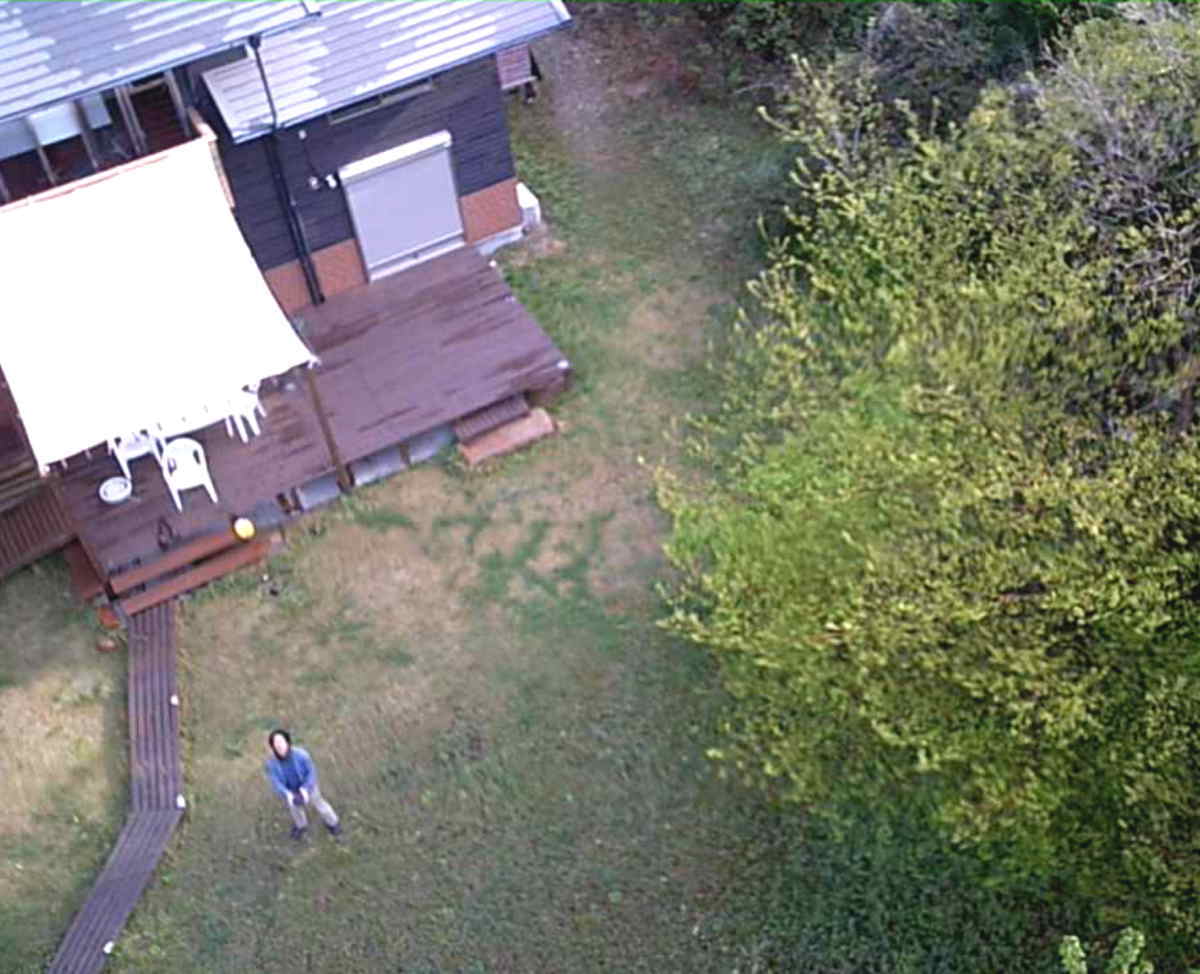 カラスの巣に飛ばすドローン