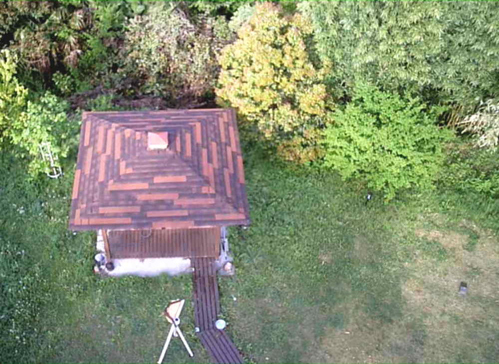 カラスの巣に飛ばすドローン