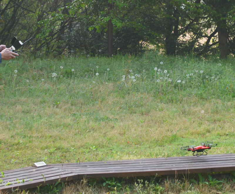 カラスの巣に飛ばすドローン