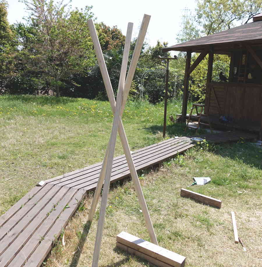 カラスのエサ台