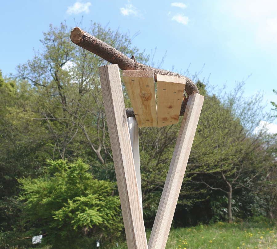 カラスのエサ台