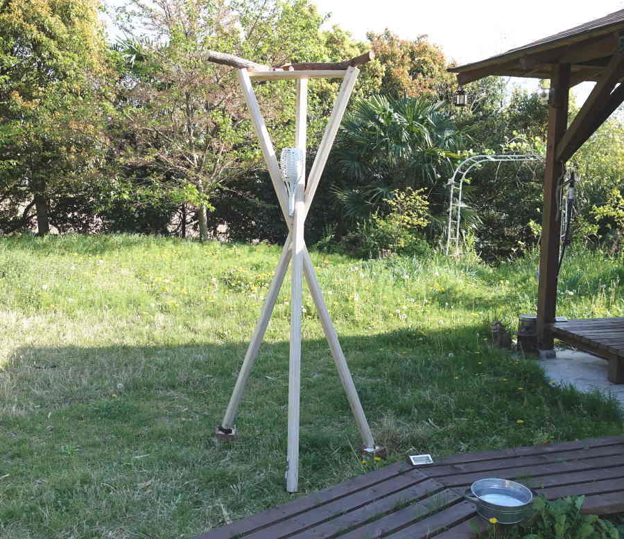 カラスのエサ台