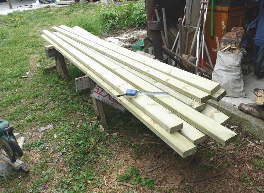 カラスのエサ台