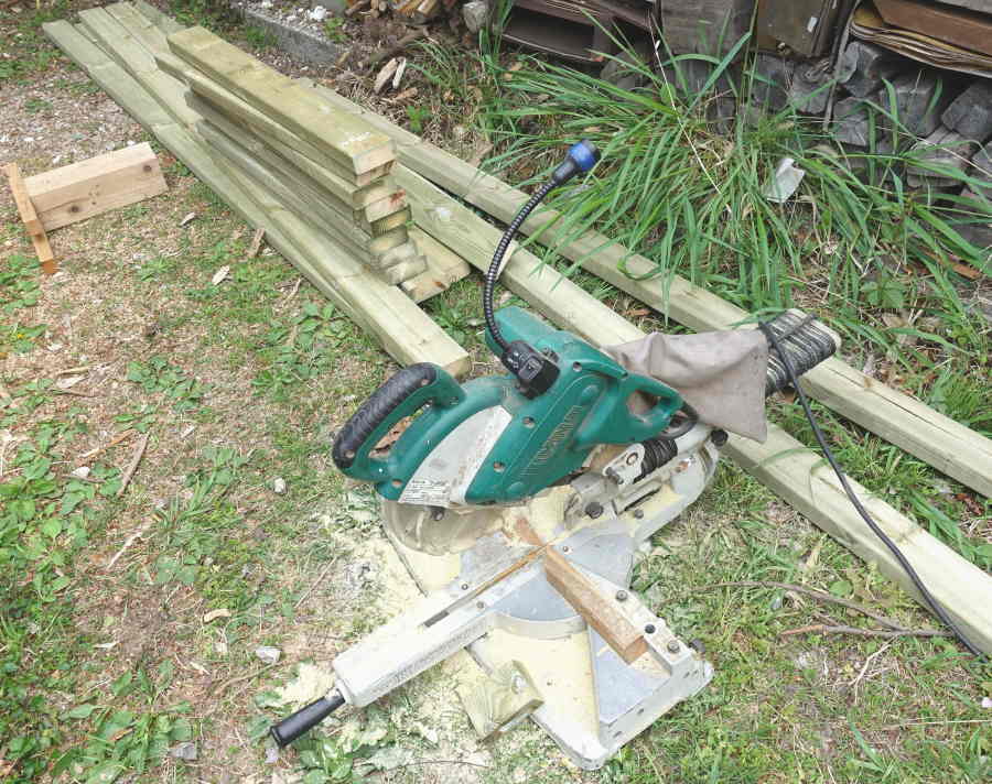 カラスのエサ台