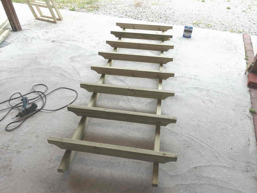 カラスのエサ台