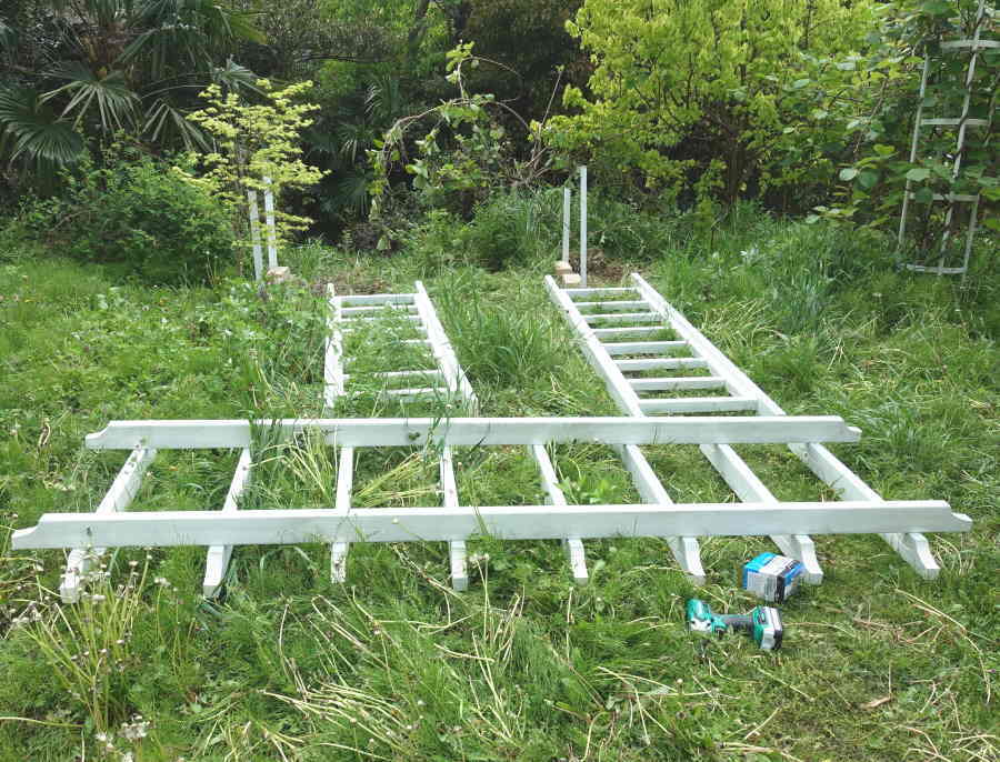 カラスのエサ台