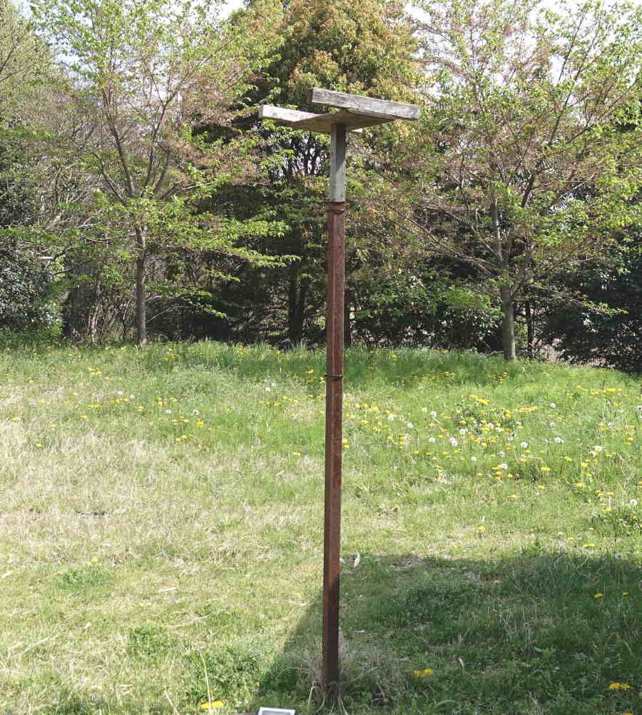 カラスのエサ台