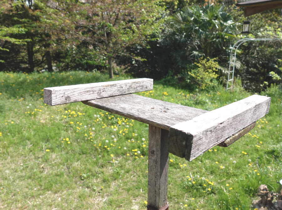 カラスのエサ台