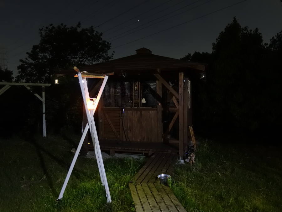 カラス小屋に電灯をつけた