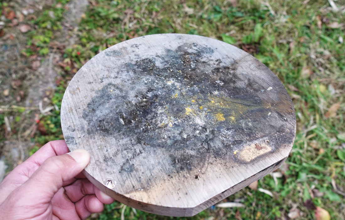 カラスのエサ台