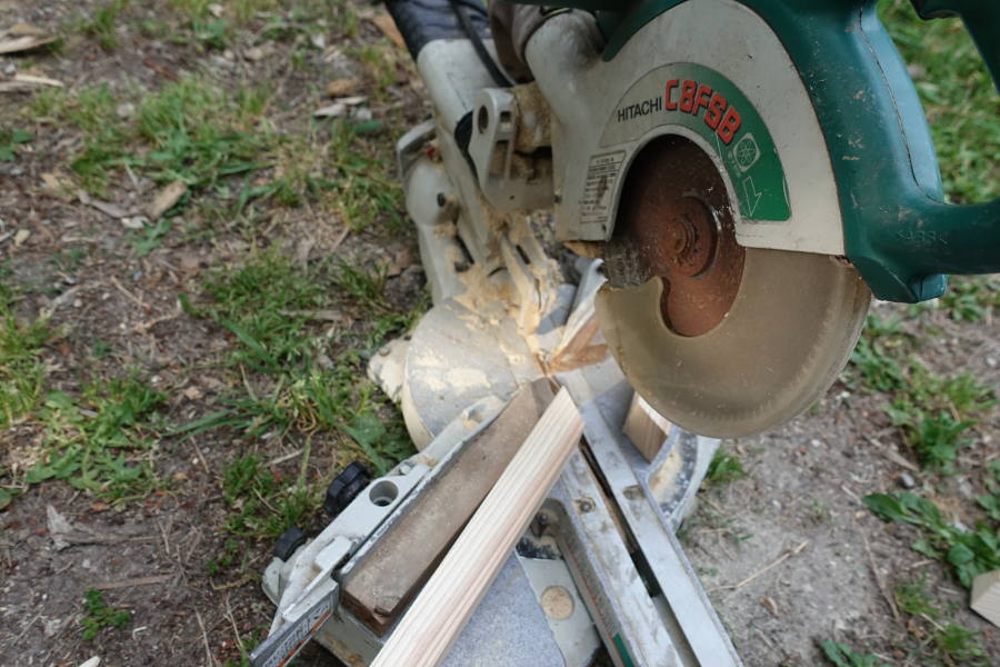 カラスのエサ台