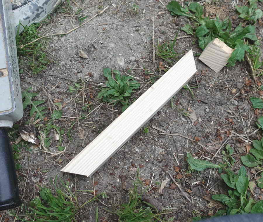 カラスのエサ台