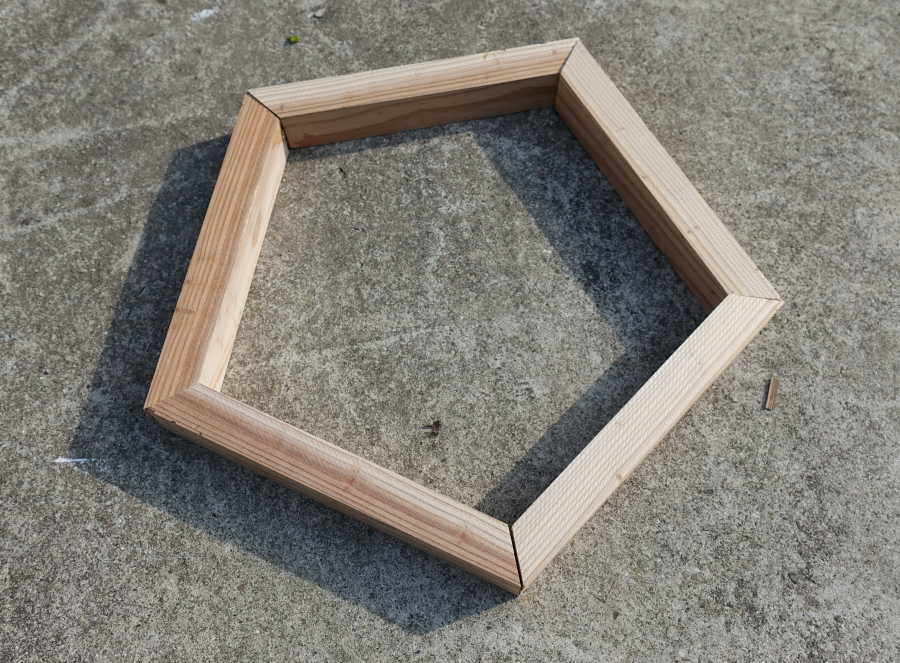 カラスのエサ台