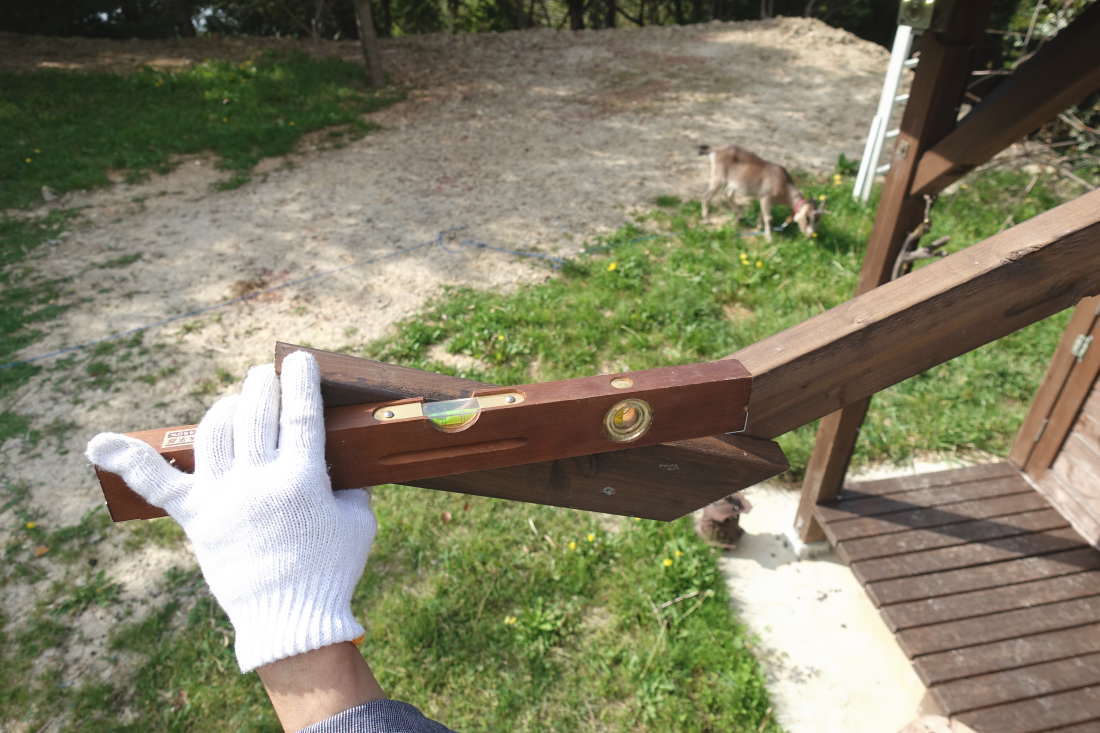 カラスのエサ台