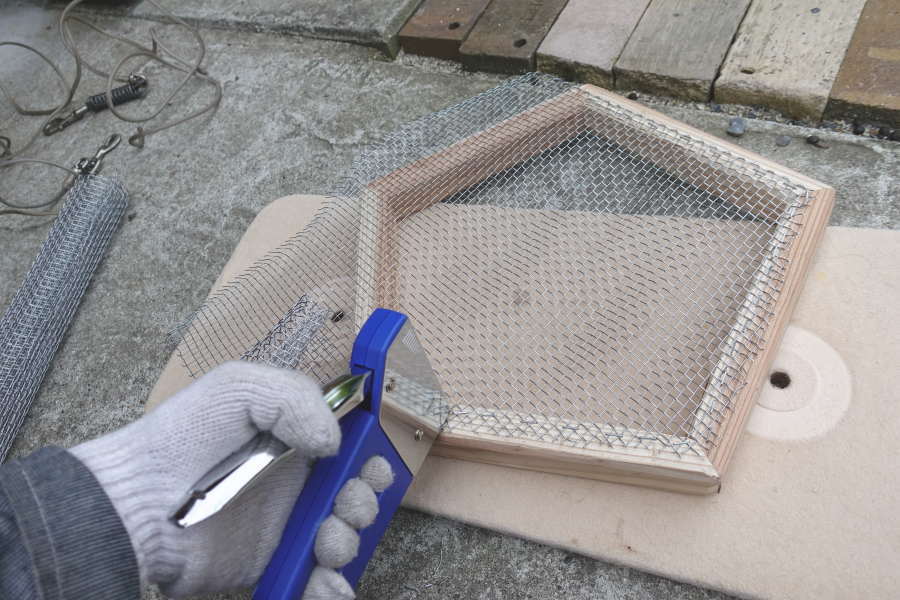 カラスのエサ台