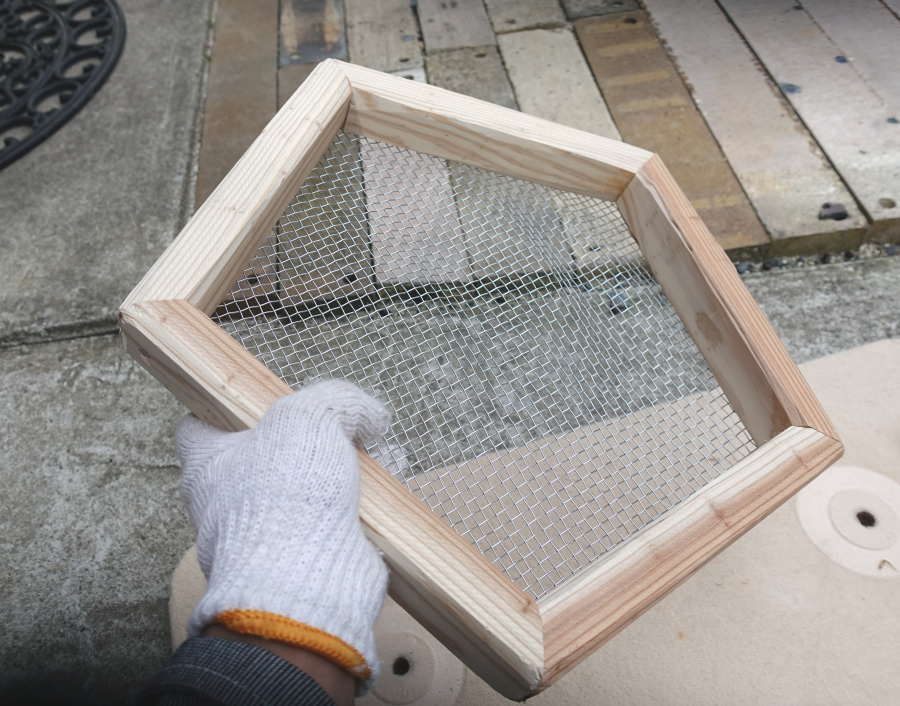 カラスのエサ台