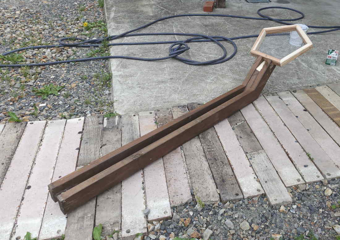 カラスのエサ台