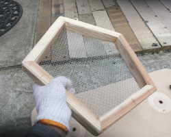 カラスのエサ台